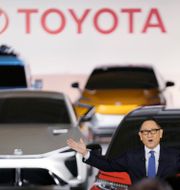 Toyota-chefen Akio Toyoda lanserar företagets nya elbilar i mitten av december Eugene Hoshiko / AP
