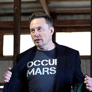 Om Space X under Elon Musks ledning lyckas kolonisera Mars kan Musk belönas rejält. Här ses han tillsammans med nuvarande vicepresident JD Vance på ett möte i oktober 2024.