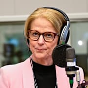 Elisbeth Svantesson i studion under ett besök hos P4 Uppland.