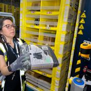 En lagerarbetare sortera paket på ett av Amazons leveranscenter. 