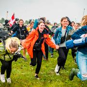 Festivalbesökare springer för att hinna få en bra tältplats under Roskilde.