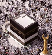 Tusentals pilgrimer vid Kaaba i Mecka. Amr Nabil / AP