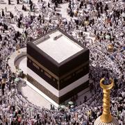 Tusentals pilgrimer vid Kaaba i Mecka.