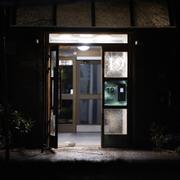 Någonting har exploderat vid entrén till ett flerfamiljshus i Frölunda i Göteborg.