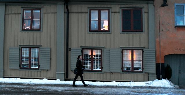 Kvinna promenerar på Fjällgatan på Södermalm i Stockholm. Arkivbild.  Hasse Holmberg / TT