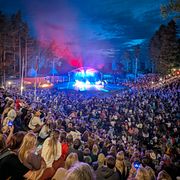 31 juli 2025: Nattpublik som tittar på en eld- och ljusshow på Urkultfestivalen i Sverige.