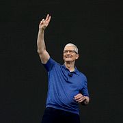 Apples avgående vd Tim Cook med sitt sedvanliga V-tecken. Arkivbild.