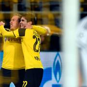 Dortmunds Felix Passlack och Christian Pulisic jublar efter ett av lagens åtta mål mot Legia Warszawa.