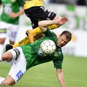 Jönköpings Tom Siwe och Elfsborgs Samuel Holmén kämpar om bollen.