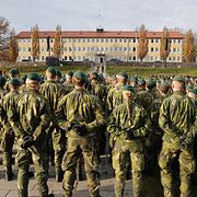 Soldater uppställda vid Göteborgs garnison, som kontrolleras av Älvsborgs amfibieregemente, under ett besök av överbefälhavare Michael Claesson och statsminister Ulf Kristersson (M). Bilder som denna har tillstånd av Försvarsmakten och får därför publiceras.