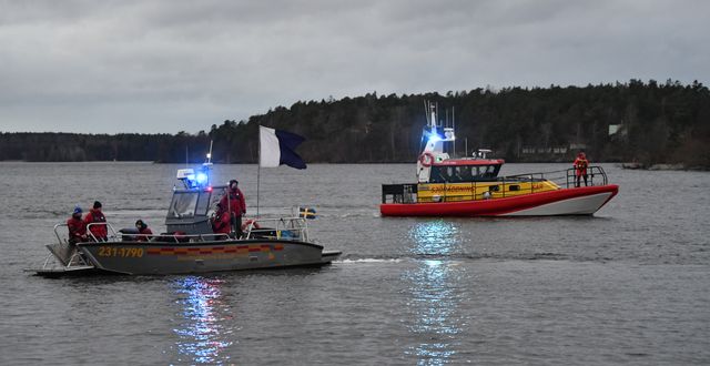 Båtar med personal från Stockholms brandförsvar och Sjöräddningssällskapet. Henrik Montgomery/TT / TT NYHETSBYRÅN