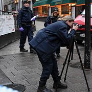 Polisen arbetar utanför klockbutiken på Drottninggatan som utsattes för ett rån mitt i julhandeln, 10 december, 2016.