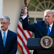 Fed-chefen Powell och Donald Trump.