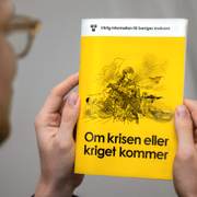 Toalett/Broschyren ”Om krisen eller kriget kommer”.