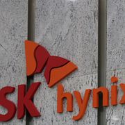 Arkivbild. En man går förbi en fasad med SK Hynix logga.