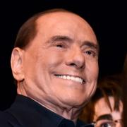 Berlusconi med en väljare i samband med söndagens tal.