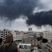 Rök stiger från flygplatsen i Sanaa, Jemen den 6 maj 2025. 