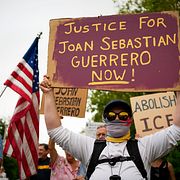Människor demonstrerar mot ICE i Maine efter skjutningen av Joan Sebastian Guerrero