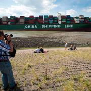 Det grundstötta fartyget drivs av rederiet China Shipping. 