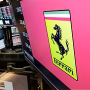 Arkivbild. Ferrari på skärm på Wall Street.