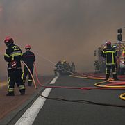 Brandmän utanför Lacanau i Frankrike.