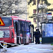 Polis på plats vid bussen.