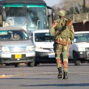 Soldat i Zimbabwes huvudstad Harare i samband med protester i juli/Arkivbild. 