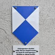 En blåvit sköld som visar att byggnaden är ett särskilt skyddsvärt kulturarv enligt 1954 års Haagkonvention om skydd för kulturegendom i händelse av väpnad konflikt. Arkivbild.