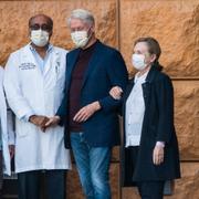 Läkarteamet, Bill och Hillary Clinton utanför sjukhuset i Los Angeles. 