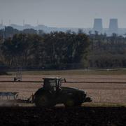 Kärnkraftverket i Zaporizjzja sett från ett par mil bort. Arkivbild från 2022.