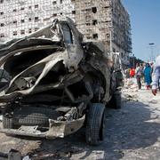 En förstörd bil nära parlamentsbyggnaden i Mogadishu.