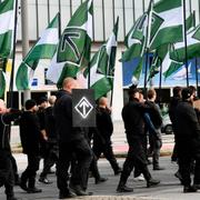 Polis på plats vid en otillåten nazistmarsch i centrala Göteborg på söndagen. Den nazistiska organisationen Nordiska motståndsrörelsen marscherar med plakat och flaggor i en tillståndslös demonstration.