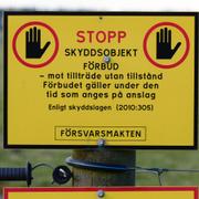 En skylt meddelar att Rinkabyfältet utanför Kristianstad är ett skyddsobjekt enligt skyddslagen.