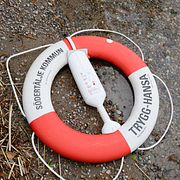 Livboj på en strand vid en sjö.