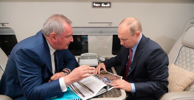 Dmitrij Rogozin och Vladimir Putin. Ilya Filatov / AP