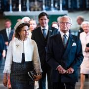 Kung Carl Gustaf och drottning Silvia lämnar Storkyrkan efter gudstjänsten inför riksmötets öppnande i går.