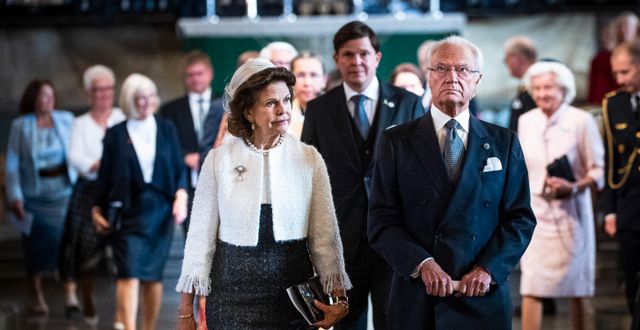 Kung Carl Gustaf och drottning Silvia lämnar Storkyrkan efter gudstjänsten inför riksmötets öppnande i går. Pontus Lundahl/TT / TT NYHETSBYRÅN