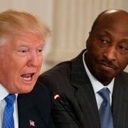 President Donald Trump med Mercks vd Kenneth Frazier.