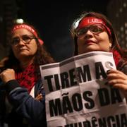 Demonstranter i São Paulo med budskapet ”Ta bort dina tassar från pensionen”.