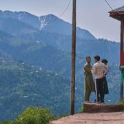 En by i den indiskkontrollerade delen av Kashmir. Den pakistankontrollerade delen syns i bakgrunden.