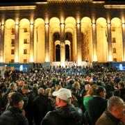 Demonstranter samlas utanför regeringen i Tbilisi i Georgien på måndagskvällen. 