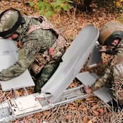 Ryska soldater med drönare.