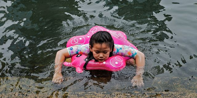 Flicka svalkar sig i Kina.  Andy Wong / AP