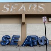 Nedplockad Sears-skylt på butik i Nanuet, New York.