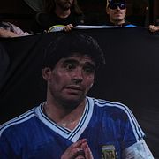 Protester utanför domstolen när rättegången mot Maradonas medicinska team inleddes i våras.