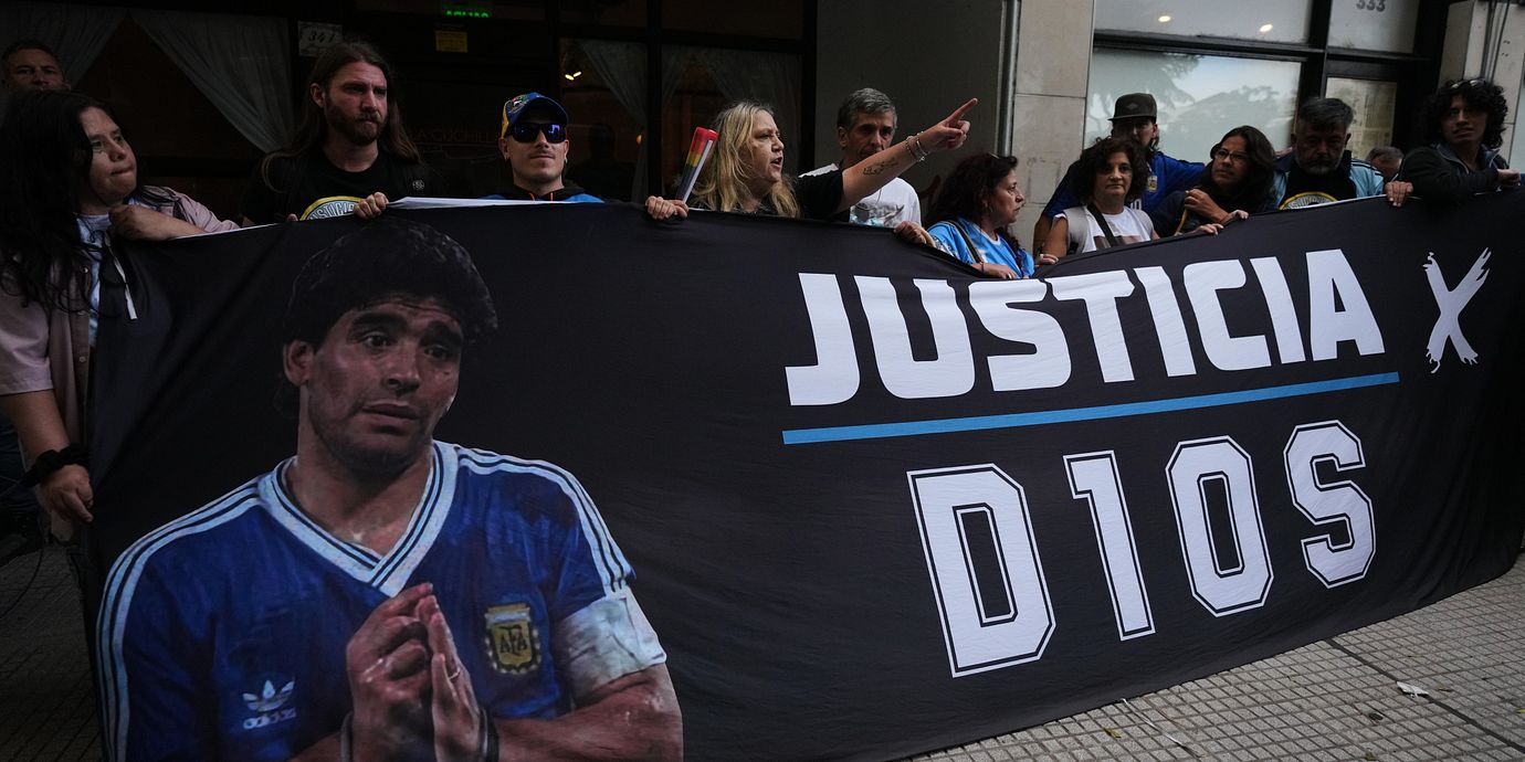 Protester utanför domstolen när rättegången mot Maradonas medicinska team inleddes i våras.