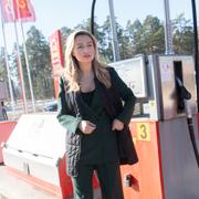 Energiminister Ebba Busch vid pump. Arkivbild.