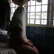 Rapporten bygger på svar från 5 000 flickor i fem länder. En av tio uppgav en oplanerad graviditet efter en klimathändelse, medan nio av tio sa att extremväder pressade familjen hårt.