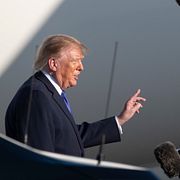 Donald Trump talar med reportrar.