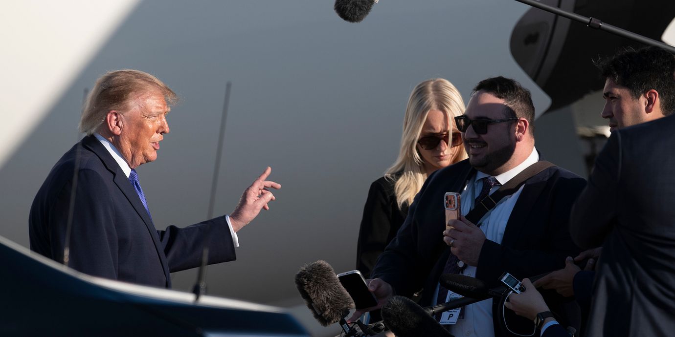 Donald Trump talar med reportrar.